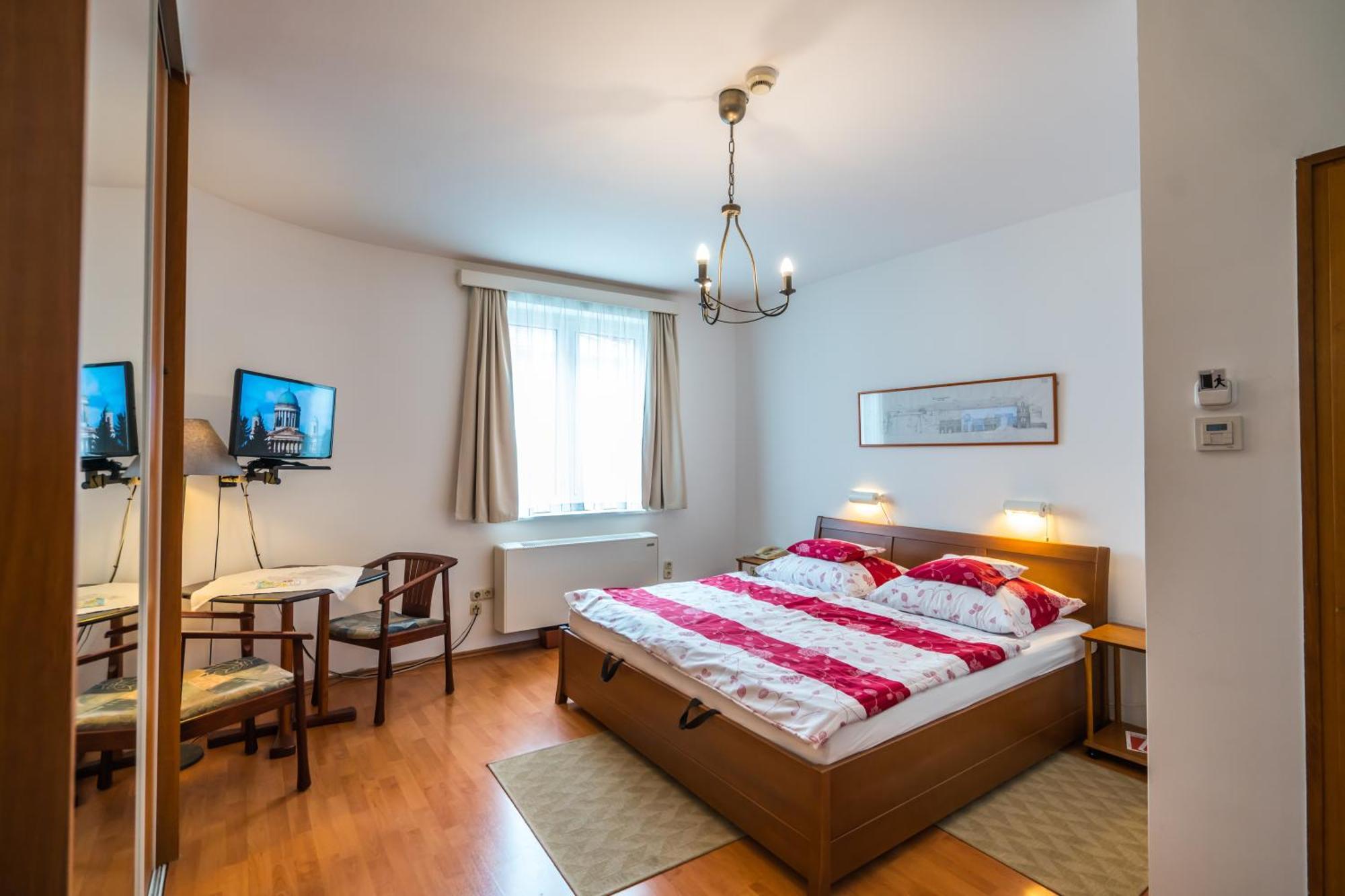 Szent Kristof Panzio Hotel Esztergom Buitenkant foto