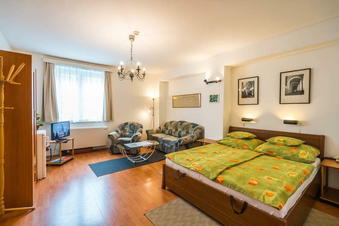 Szent Kristof Panzio Hotel Esztergom Buitenkant foto