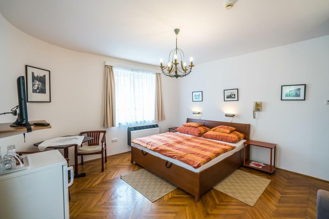 Szent Kristof Panzio Hotel Esztergom Buitenkant foto