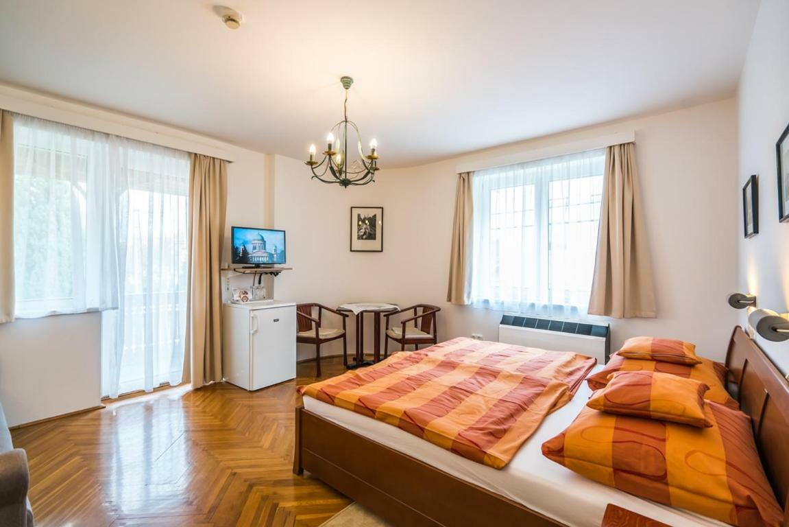 Szent Kristof Panzio Hotel Esztergom Buitenkant foto