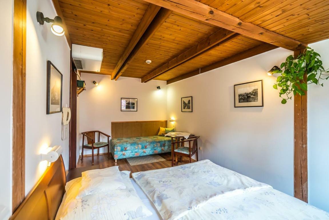 Szent Kristof Panzio Hotel Esztergom Buitenkant foto